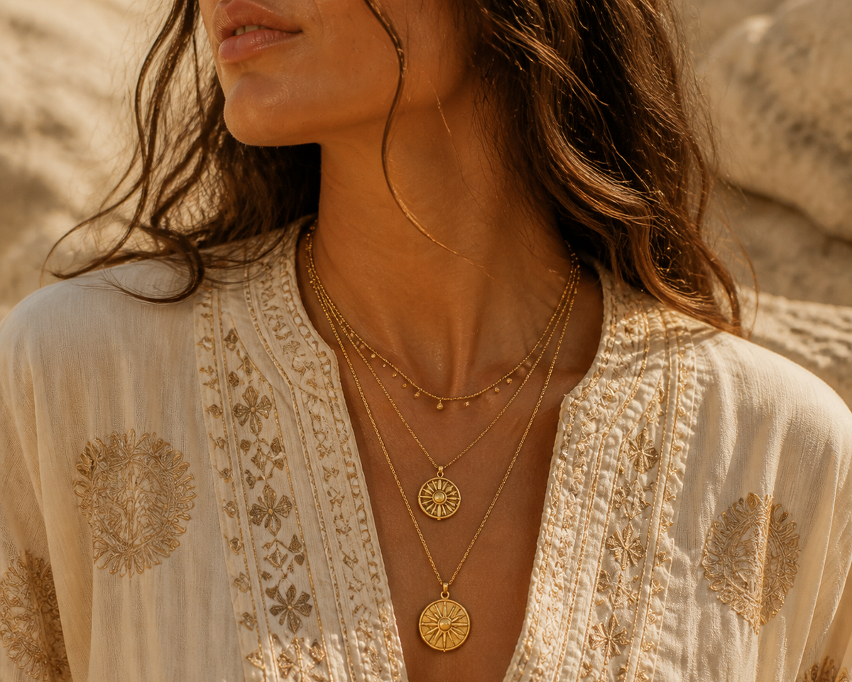 Bijoux bohème chic Aliara portés en accumulation