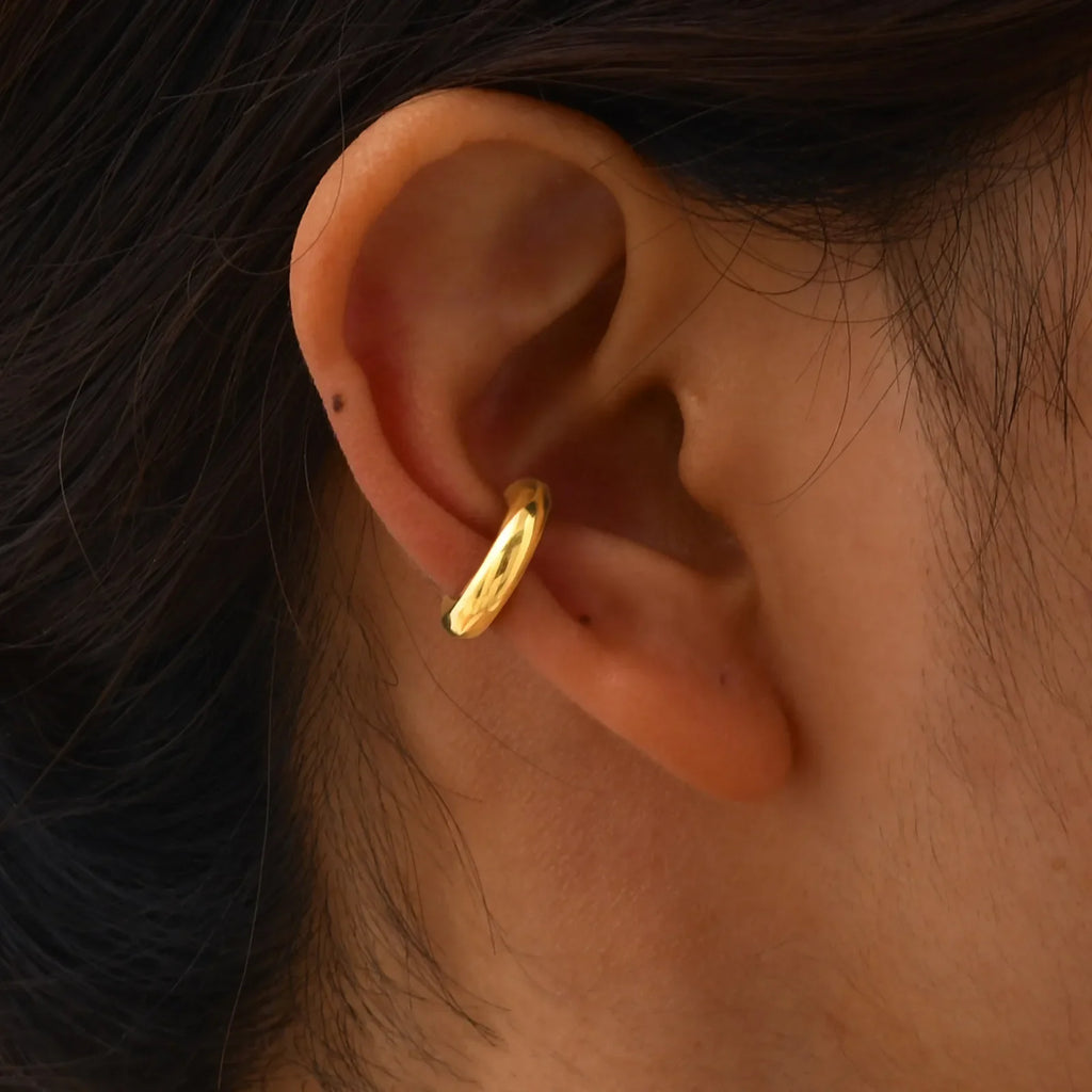 Ear cuff Malia Plume sur l’oreille