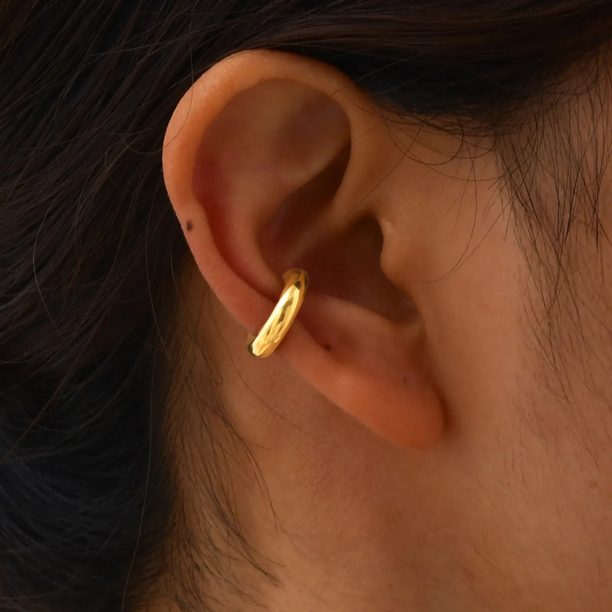 Ear cuff Malia Plume sur l’oreille