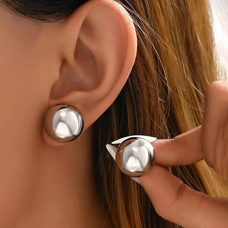 Puces d’oreilles Nalya argentées portées