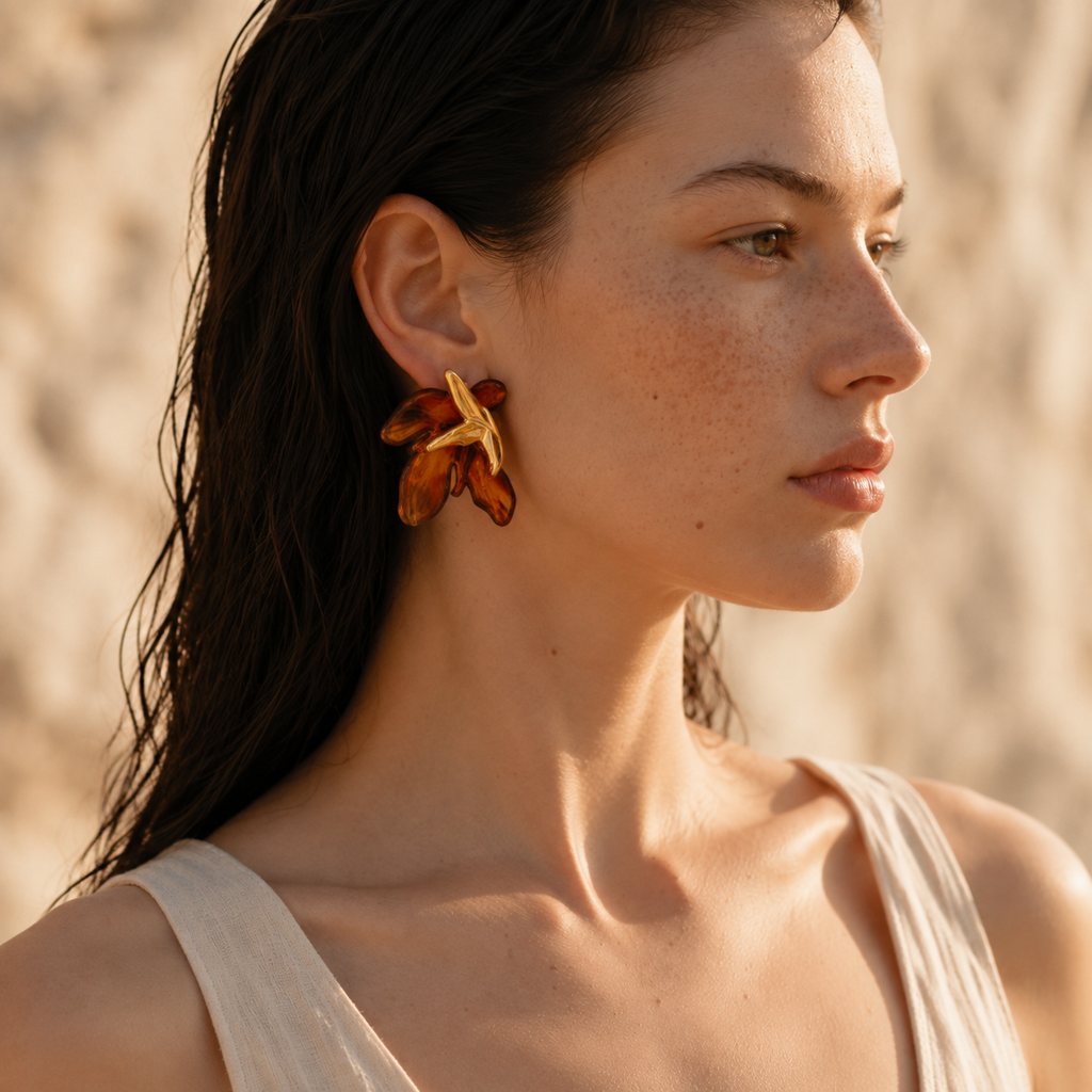 Boucle d’oreille Aélya ambre portée de profil