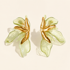 Boucles d’oreilles Aélya vertes en forme de fleurs sur fond ivoire