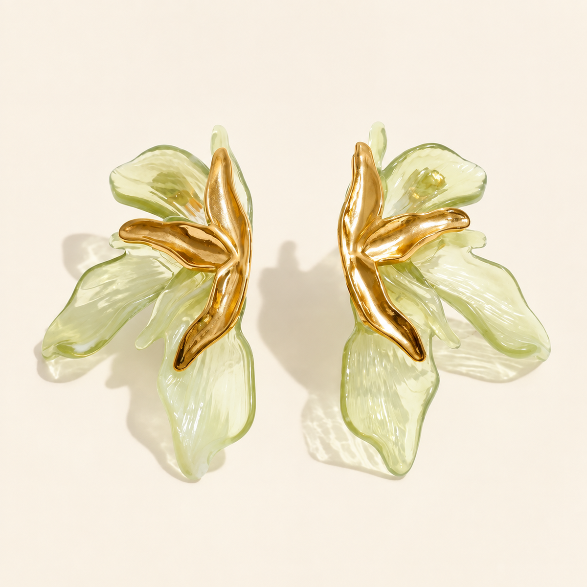 Boucles d’oreilles Aélya vertes en forme de fleurs sur fond ivoire