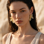 Boucles d’oreilles fleurs Aélya vertes portées de face