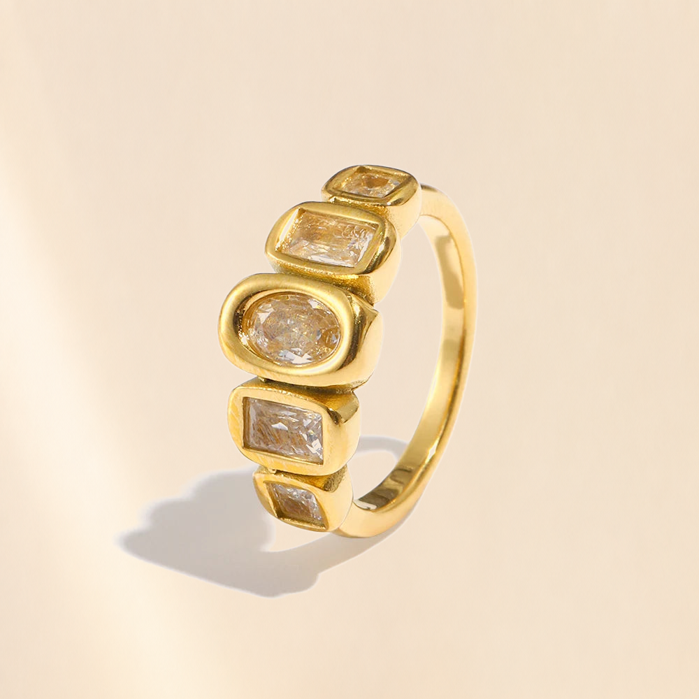 Bague Liora dorée sur fond ivoire Aliara